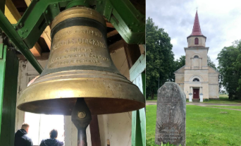 Baznīcas zvans zvanu tornī un balta lauku baznīca ar sarkanu jumtu